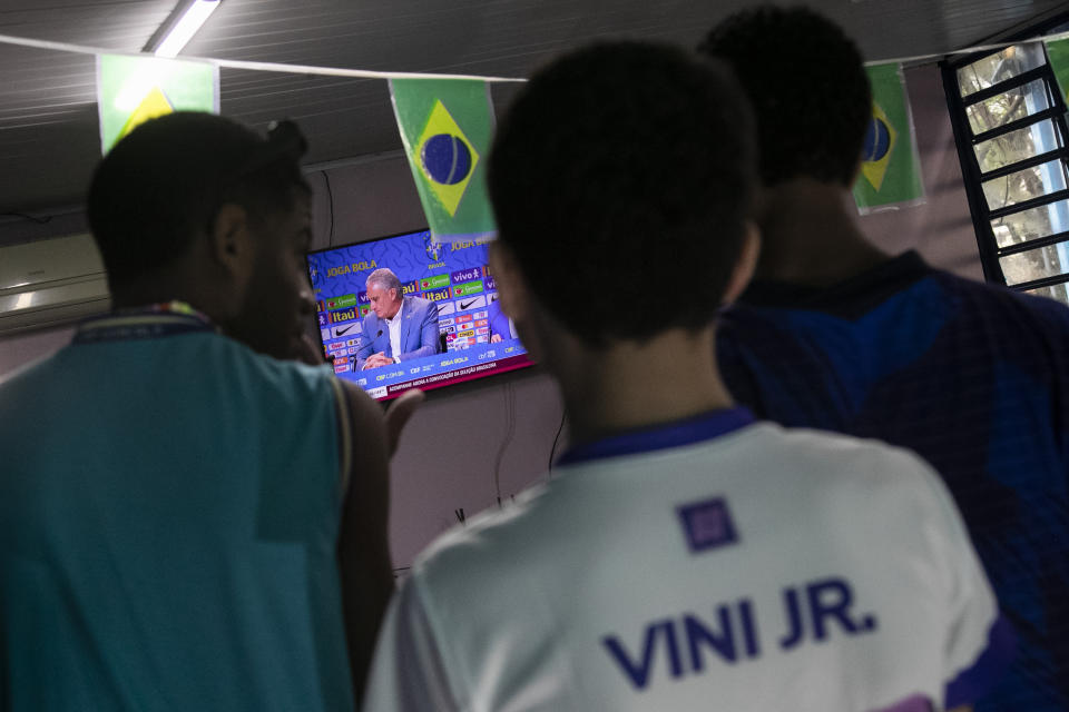 Los estudiantes de la escuela donde estudió Vinícius Júnior en Sao Goncalo miran al seleccionador brasileño Tite mientras anuncia la convocatoria para el Mundial, el 7 de noviembre de 2022 (AP Foto/Bruna Prado)