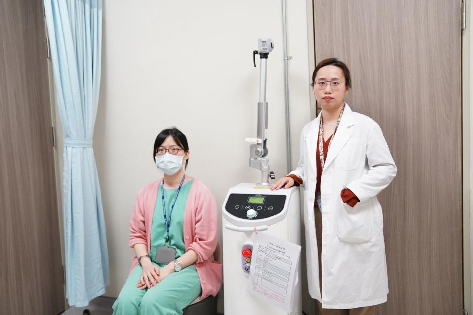 醫師李瑋涓(右) 藉由高強度磁波椅改善患者漏尿困擾。(中國醫藥大學新竹附設醫院提供)