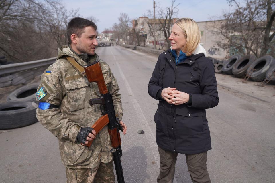 Berichtet seit einem Jahr intensiv aus dem Kriegsgebiet in der Ukraine: ZDF-Journalistin Katrin Eigendorf im Gespräch mit einem ukrainischen Soldaten. (Bild: ZDF / Timo Bruhns)