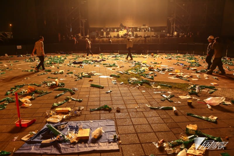 大佳河濱公園春浪音樂季結束後留下滿地垃圾。（顏麟宇攝）
