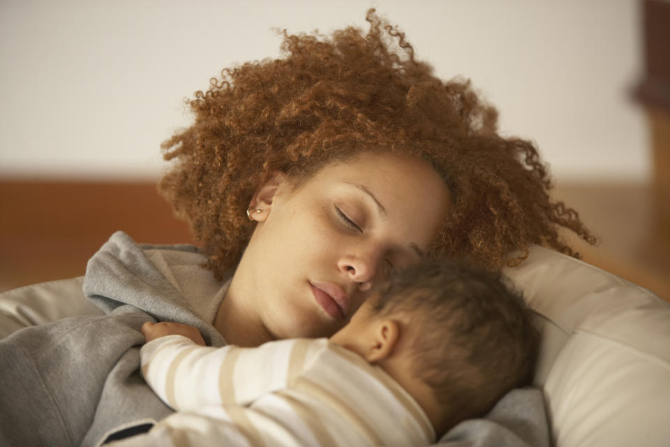 Las madres necesitan dormir lo suficiente para estar saludables. Foto: Ariel Skelley/Getty Images