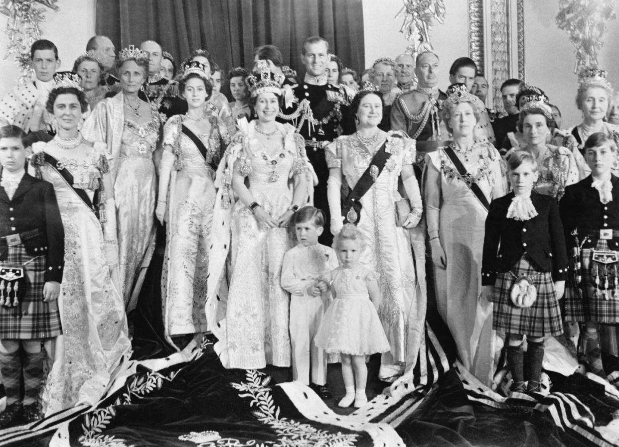 queen elizabeth poses with royal family