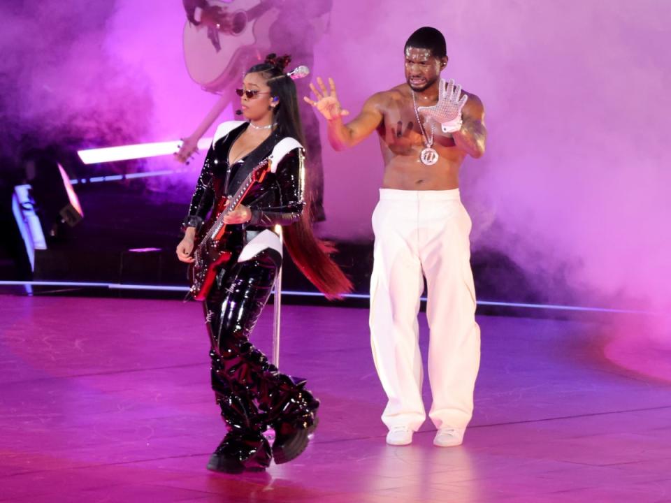 Usher performs with HER during the Super Bowl halftime show (Getty Images)