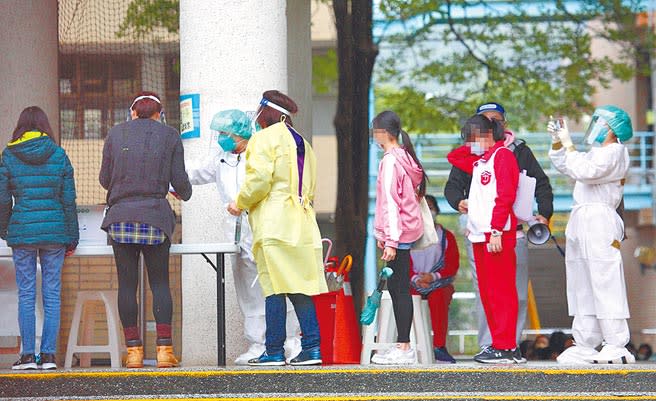 北市石牌國中日前傳出有學生家人確診，校方21日表示，該學生同班同學、授課老師約48人PCR檢驗皆為陰性。（張鎧乙攝）