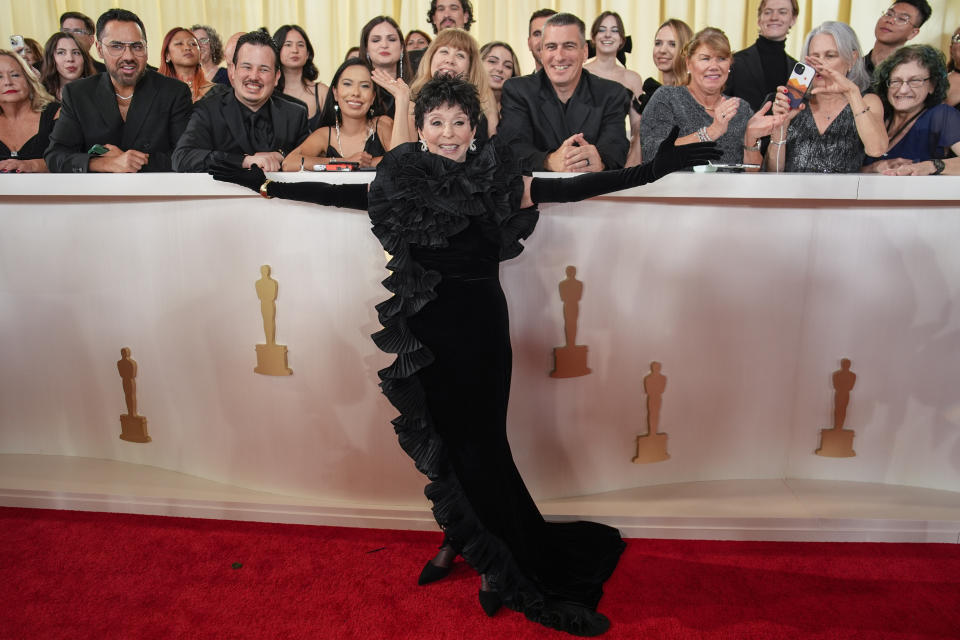 Rita Moreno llega a los Oscar el domingo 10 de marzo de 2024, en el Teatro Dolby en Los Ángeles. (Foto John Locher/Invision/AP)