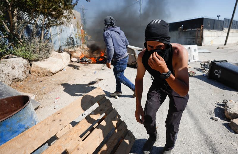 Palestinians clash with Israeli troops in Umm Safa village