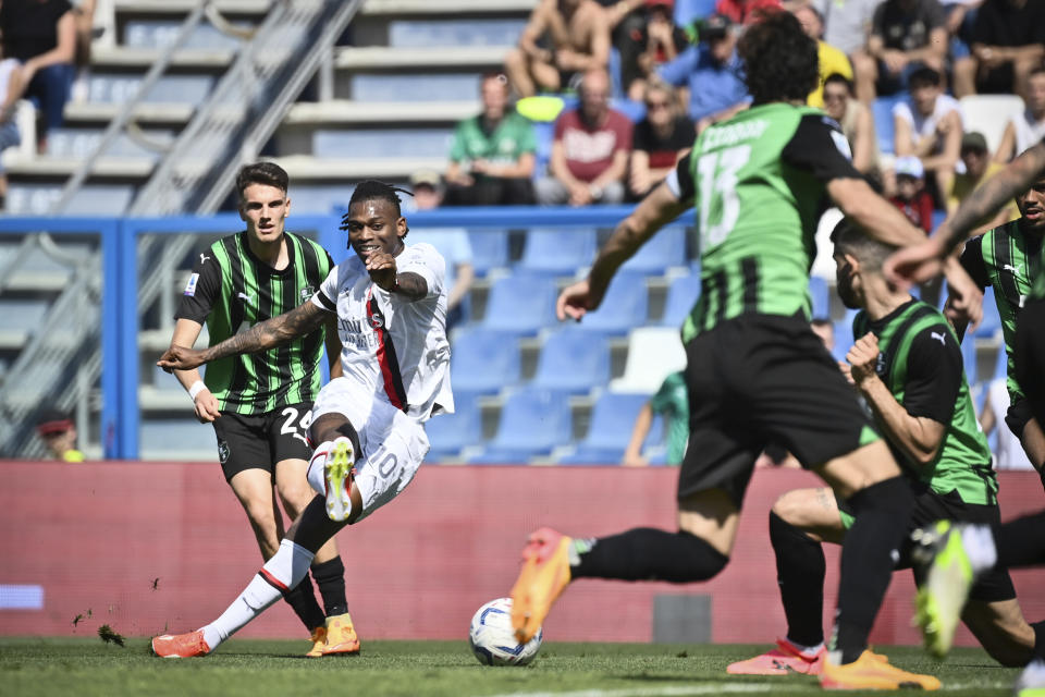 Rafael Leao del AC Milan anotó el primer gol de su equipo en el encuentro de la Serie A ate el Sassuolo en la Serie A el sábado 14 de abril del 2024. (Massimo Paolone/LaPresse)