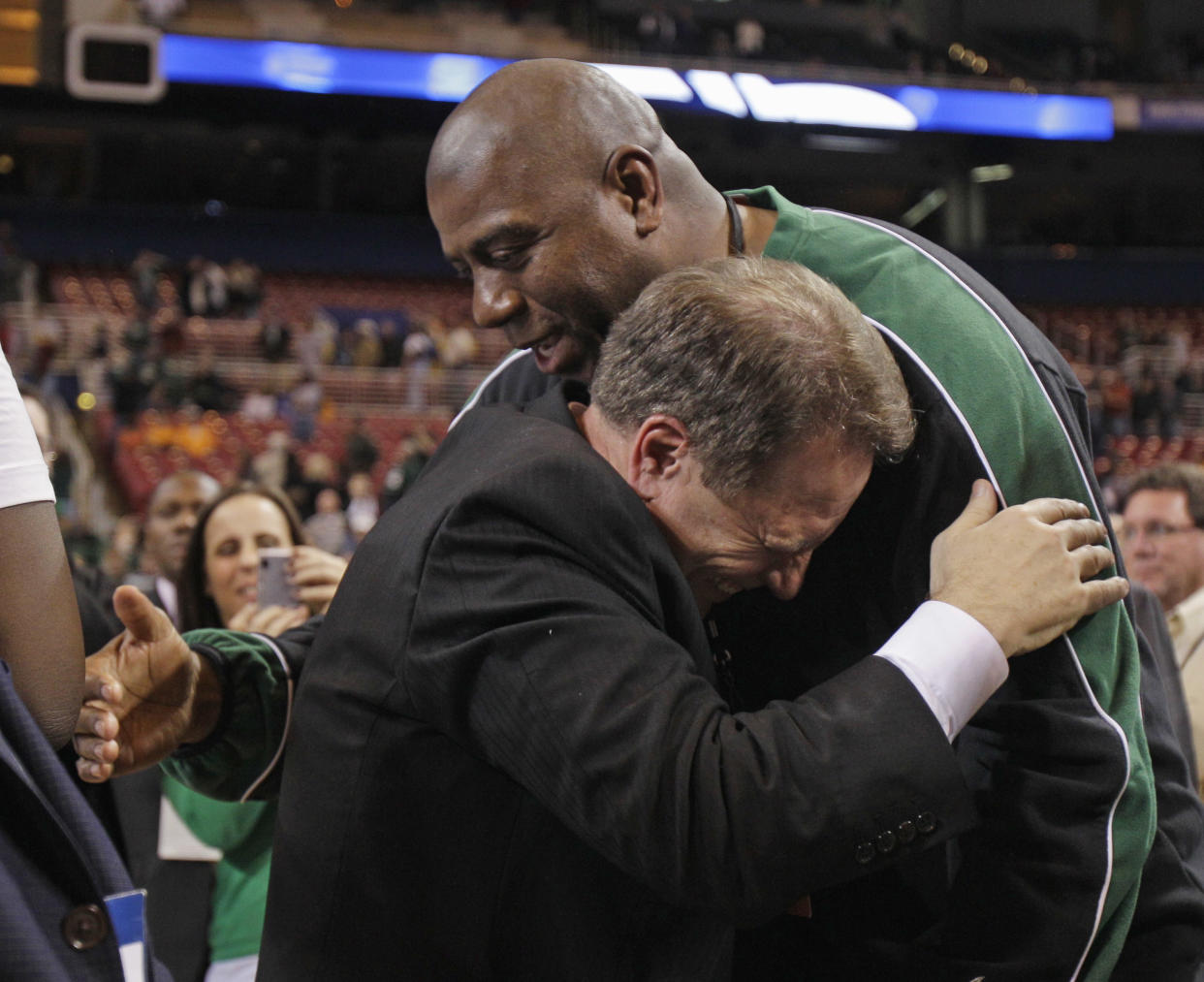 Magic Johnson embraces Michigan State men’s basketball coach Tom Izzo after a 2009 NCAA tournament win. (AP)