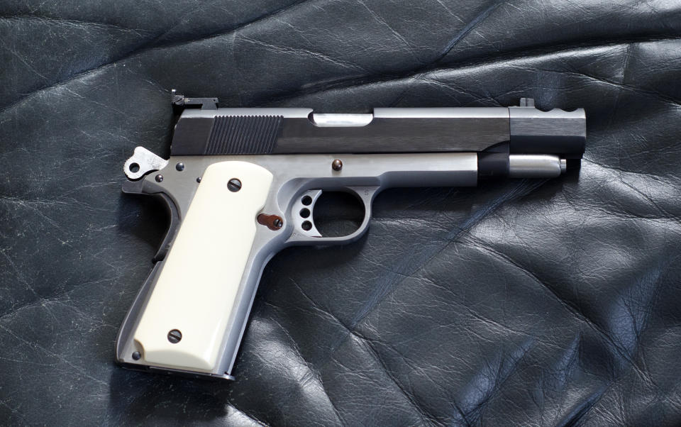 En France, les seules personnes qui peuvent posséder légalement un Colt 45 sont les tireurs sportifs qui ont un permis de détention d'arme (image d'illustration : Getty images)