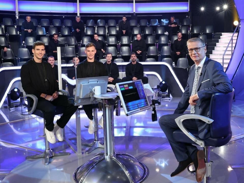 "Wer wird Millionär?": Moderator Günther Jauch mit Leon Goretzka (l.) und Joshua Kimmich - dahinter sitzen Lukas Klostermann, Niklas Süle, Oliver Bierhoff und Kevin Trapp (v.l.) (Bild: TVNOW / Frank Hempel)