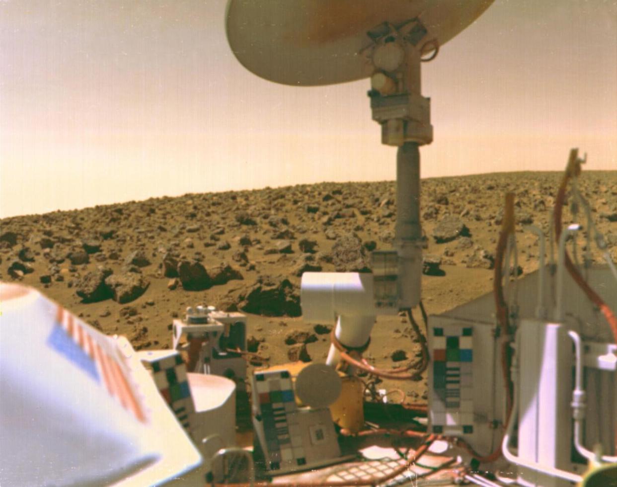 La sonda Viking 2 se toma un selfie sobre la planicie marciana Utopía en 1976. (Crédito imagen: NASA/JPL).