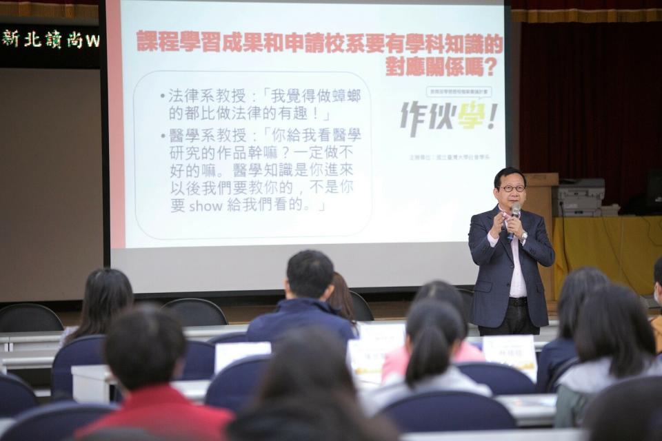 此次由台大教授林國明率團，協助學生精進學習歷程檔案製作，以了解大學端的期待。   圖：新北市教育局提供