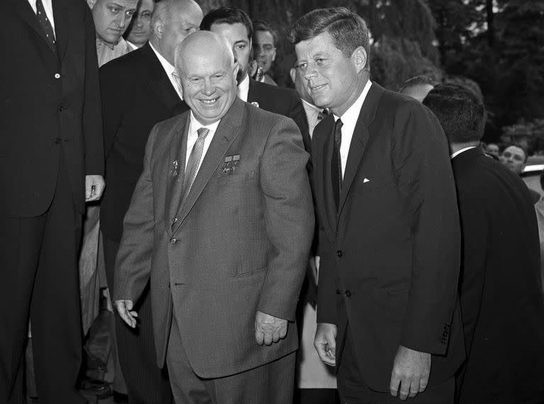 El premier soviético, Nikita Khrushchev, junto al presidente norteamericano John F. Kennedy en junio de 1961, en Viena, Austria, un año antes de la Crisis de los Misiles