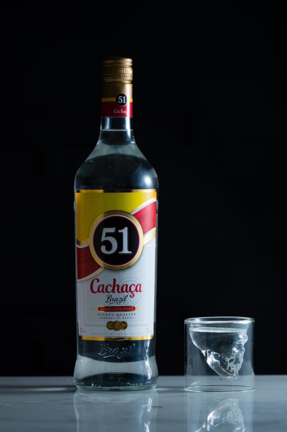 巴西國酒「卡莎薩」（Cachaca）以甘蔗汁為原料釀造蒸餾，酒精味濃，微微酸香，適合用來調製熱帶風情調酒。