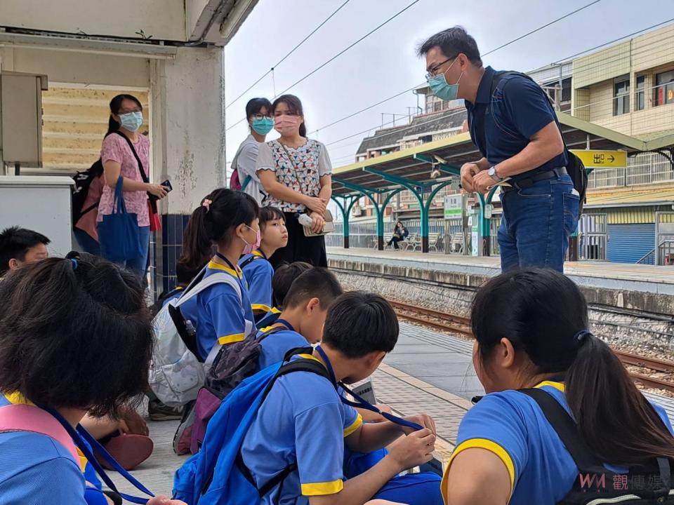 ▲永興國小師生及家長300多人搭乘臺鐵區間車前往雲林斗南鎮進行「愛閱走讀」之旅，讓孩子們在遊玩中學到更多知識，培養閱讀的興趣。（永興國小提供）