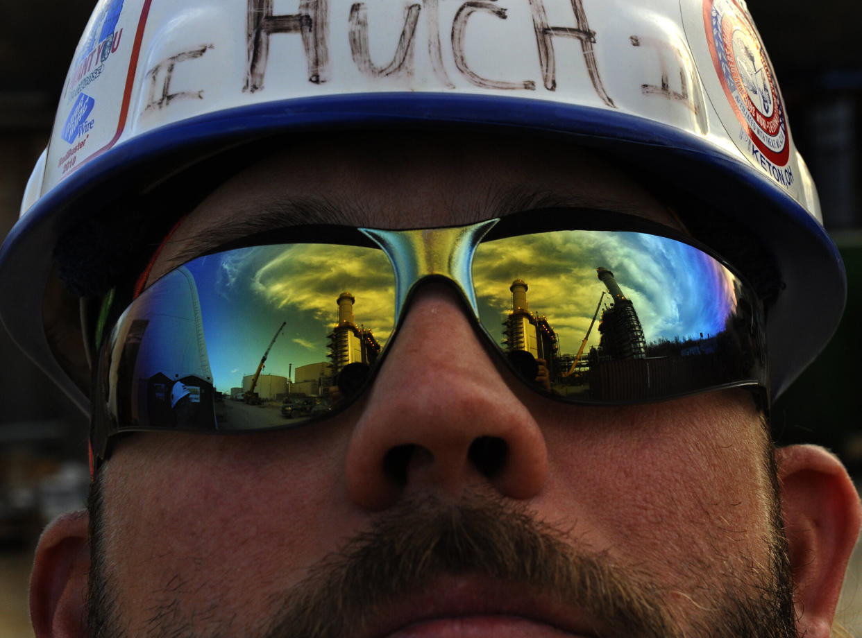 Boilermaker Lloyd Hutchinson watches workers construct an exhaust tower at the natural-gas-fired electric plant in Dresden, Ohio. (Photo: The Washington Post via Getty Images)