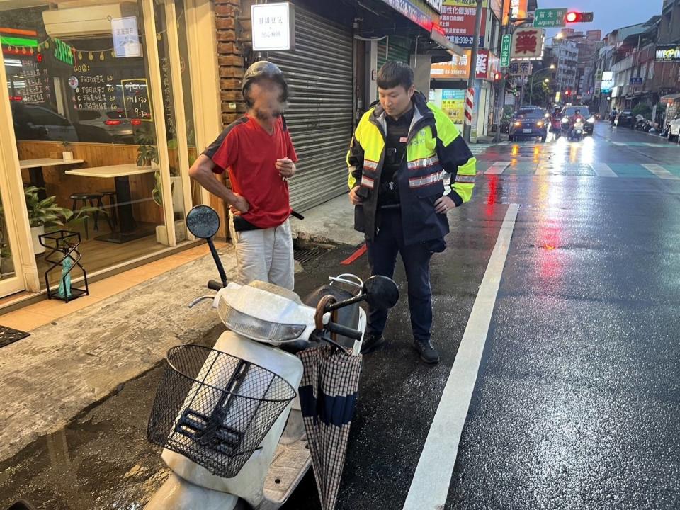 警方與老翁前往該超商查看，果真找到機車就停在店門口。圖：讀者提供