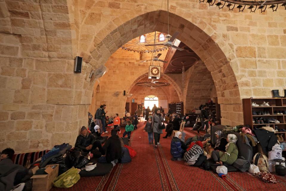 Displaced Syrians take refuge at the Sultan Ibrahim Mosque (AFP via Getty Images)