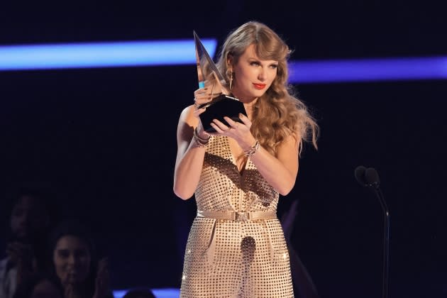 Taylor Swift Extends Record Atop Artist 100