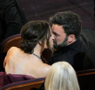 Ben Affleck celebra el premio a 'Argo' como mejor película con su mujer, la actriz Jennifer Garner.