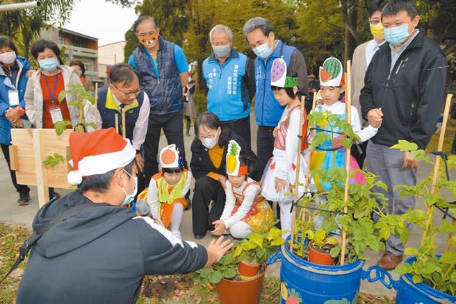 雲林縣政府推廣「校園生廚餘在地處理」，讓垃圾減量往下扎根。（張朝欣攝）