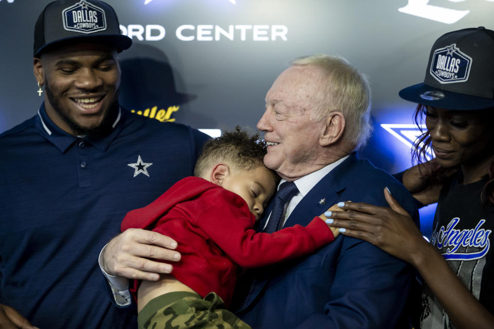 From left to right, Dallas Cowboys first-round draft pick linebacker Micah Parsons, his son Malcolm, 2, Dallas Cowboys owner Jerry Jones and Shatra Parsons pose for photos after a press conference at the Dallas Cowboys headquarters, Friday, April 30, 2021, in Frisco, Texas. (AP Photo/Brandon Wade)