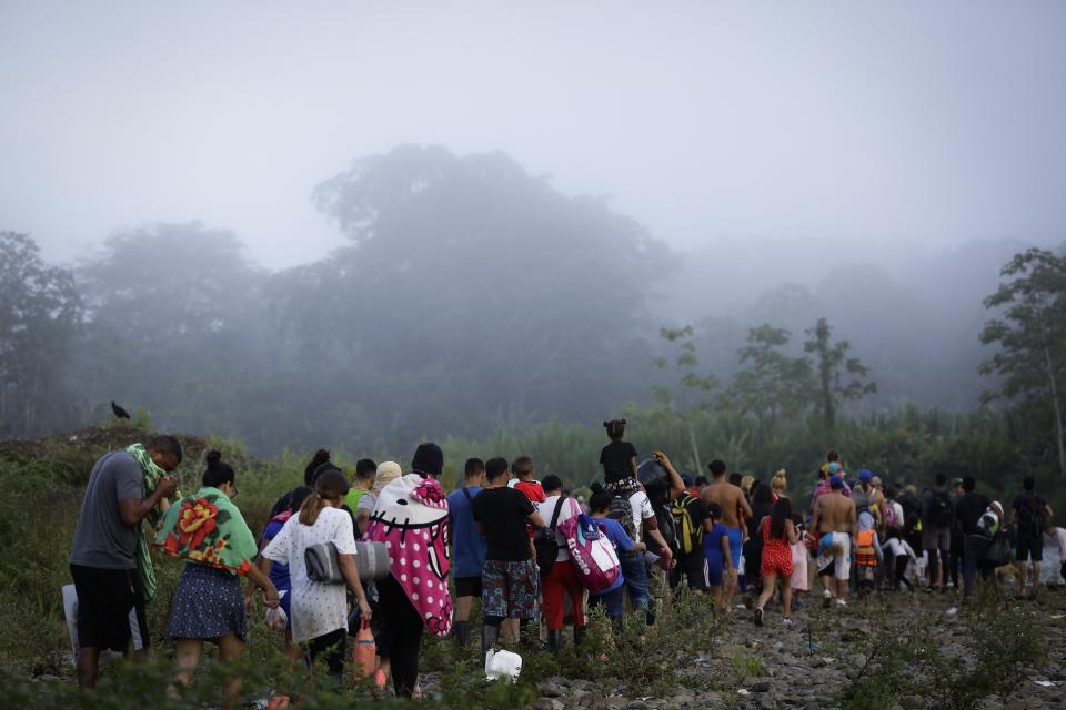 Migrantes caminan a través del paso del Darién. (Foto: EFE)