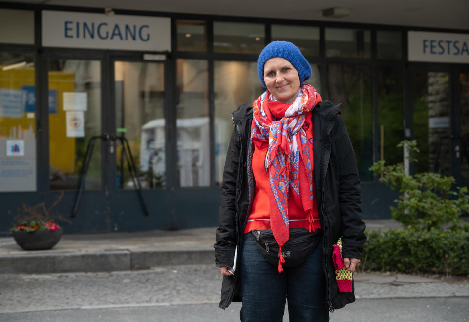 Barbara Breuer, Pressesprecherin der Berliner Stadtmission, vor dem Eingang der Einrichtung in Mitte (Bild: Christophe Gateau/dpa)