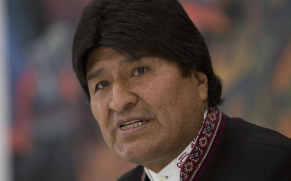 ARCHIVO - En esta foto de archivo del 2 de octubre de 2018, el presidente de Bolivia, Evo Morales, habla durante una conferencia de prensa en el Palacio de Gobierno en La Paz. El máximo tribunal electoral de Bolivia anunció el martes 4 de diciembre de 2018 que ha aceptado la candidatura de Morales para un cuarto mandato a pesar de una prohibición constitucional y un referendo contra tal reelección. (AP Foto / Juan Karita, Archivo)