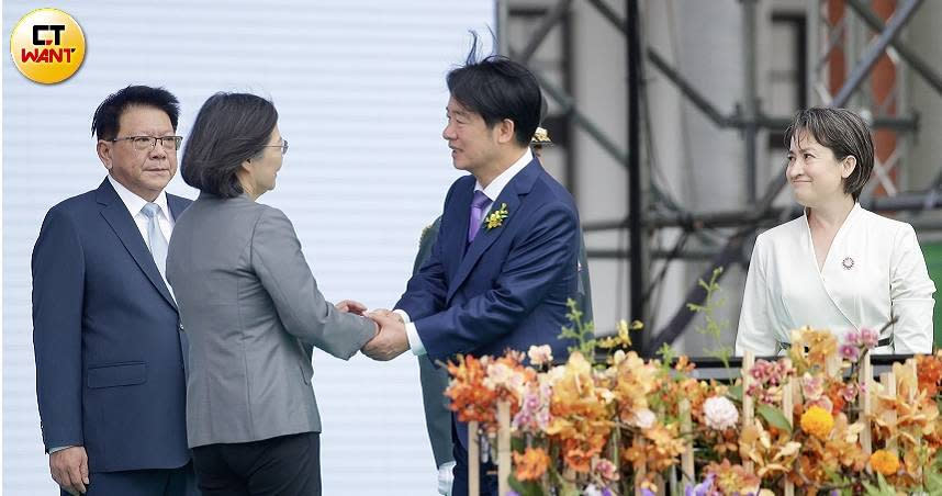 賴清德跟蔡英文握手。（圖／黃耀徵攝）