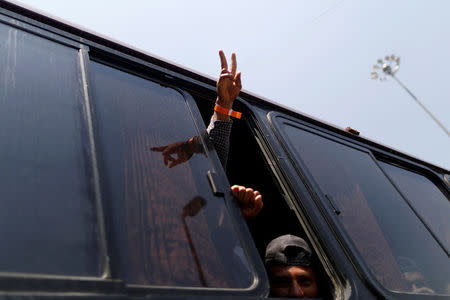 Central American migrants, moving in a caravan through Mexico, gesture as they arrive from Puebla city to La Casa del Peregrino, a temporary shelter set up for them by the Catholic church in Mexico City, Mexico April 9, 2018. REUTERS/Edgard Garrido