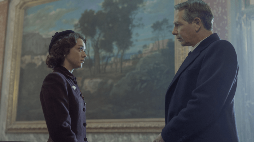 Maisie Williams and Ben Mendelsohn in "The New Look" (Apple TV+)