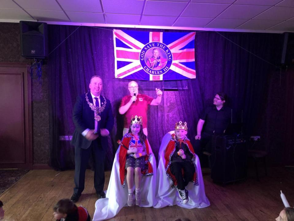 The Bolton News: Archie Bostock, de 5 años, y Hollie Seddon, de 8 años, fueron coronados rey y reina en Horwich RMI por el alcalde de la ciudad de Horwich, Steven Chadwick