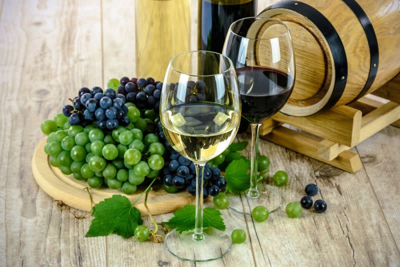 ▲專家建議紅酒比白酒有更多的營養素。（示意圖／取自pixabay）