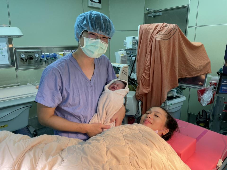 為患者接生可愛的寶寶，是王呈瑋（左）最感動的時刻。（王呈瑋提供）