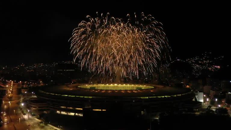 Fuegos artificiales previos a Brasil vs. Argentina; la alegría fue sólo albiceleste.