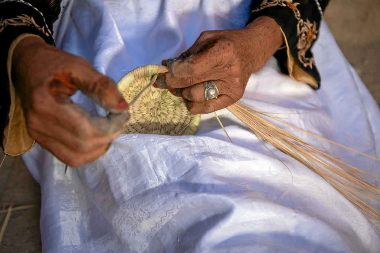 Une femme de la coopérative de tissage Tiskmade, à l'oeuvre dans le village restauré de Tiskmoudine, où 700'000 heures développe son concept d'
