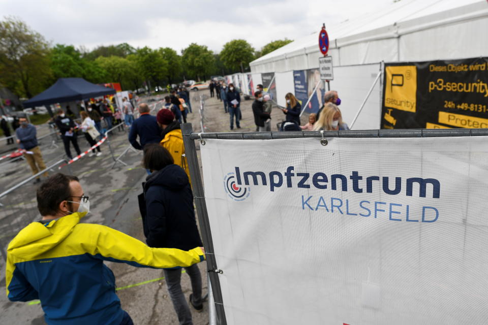 Schlange vor dem Impfzentrum Karlsfeld in München im Mai (Bild: REUTERS/Andreas Gebert)