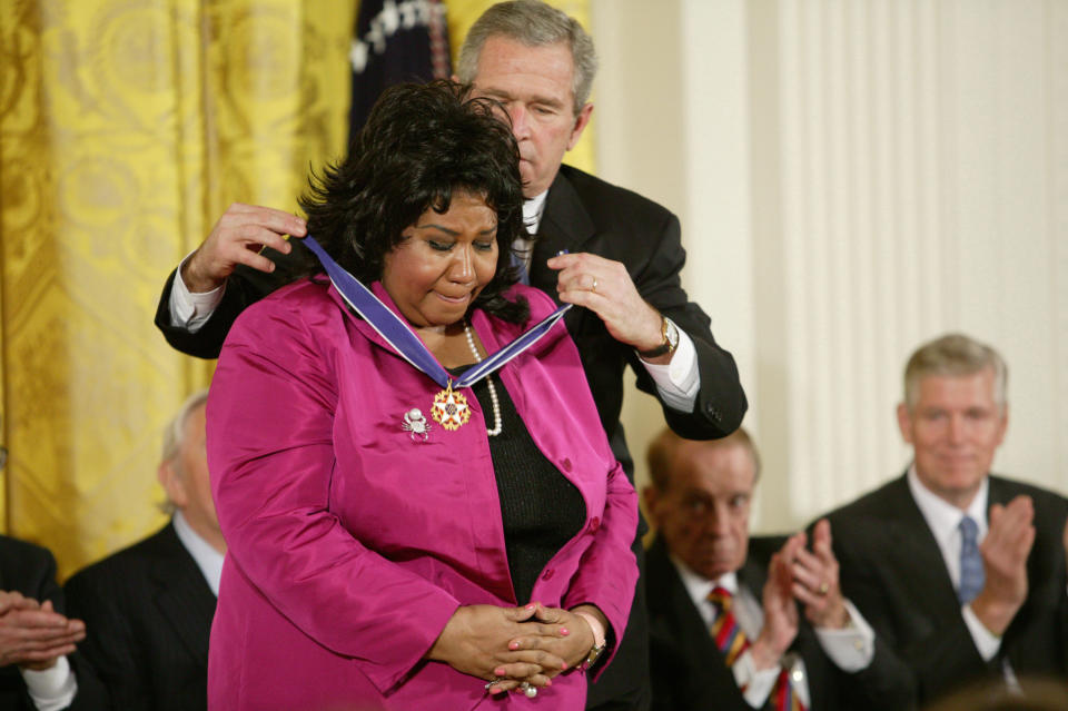 Aretha L. Franklin receiving the&nbsp;Presidential Medal of Freedom from George W. Bush in 2005. (Photo: Douglas A. Sonders via Getty Images)