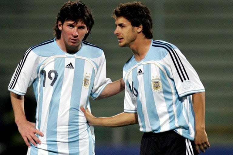 ¡Cuánta nostalgia! Lionel Messi y Pablo Aimar, en antiguos tiempos de selección argentina, dignos portadores de la emblemática camiseta 10.