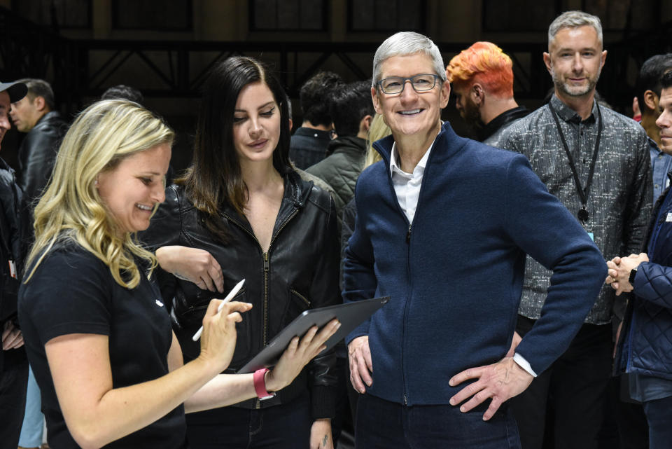 NEW YORK, NY - OCTOBER 30: Tim Cook, CEO of Apple stands with Lana Del Rey (C) during a launch event at the Brooklyn Academy of Music on October 30, 2018 in New York City. Apple debuted a new MacBook Air, Mac Mini and iPad Pro. (Photo by Stephanie Keith/Getty Images)