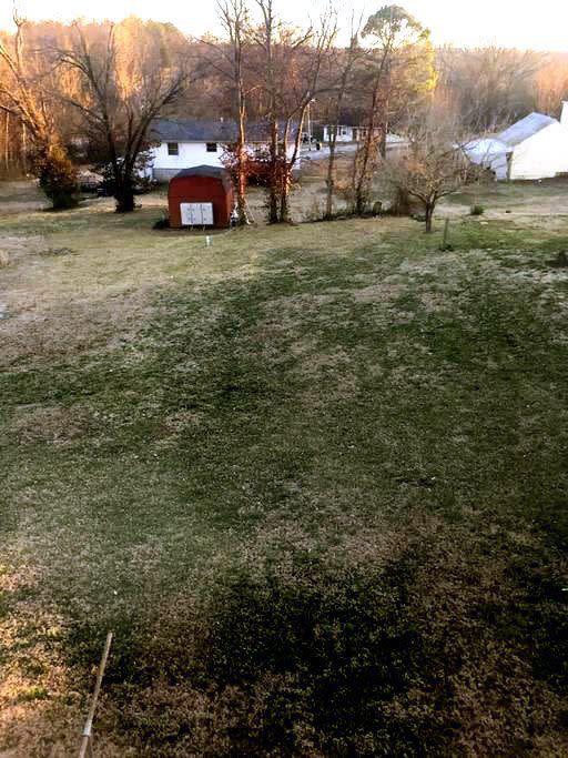 <p>Mark Brown vive en Perryville, Montana, y hace unos meses escucho que se esperaban entre 30.000 a 40.000 personas visitando su pueblo para el eclipse. Puso en alquiler su casa y su terreno para recibir visitas y hacer unos dólares extras ese mes. Según sus propias palabras nunca podrían alquilar esa casa a ningún turista, pues no existen los turistas en su pueblo. Crédito: airbnb.com </p>