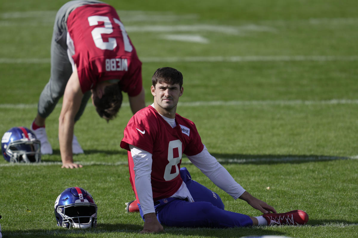 New York Giants quarterback Davis Webb (12) drops back to make a