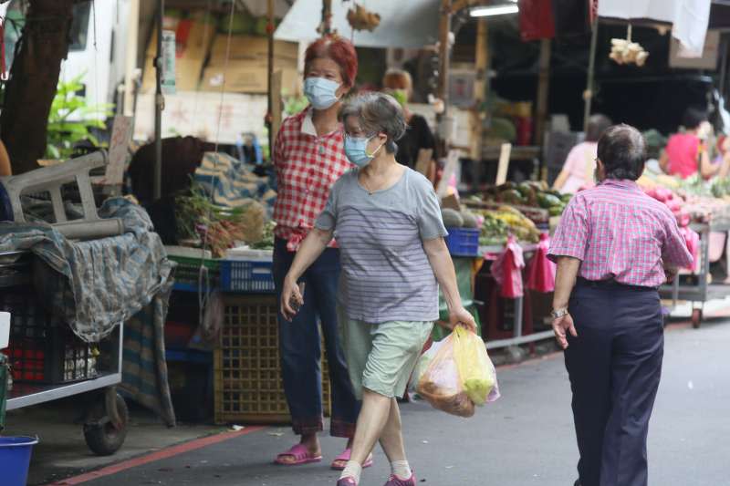 20210704-台北市政府4日在永吉國小啓動虎林專案快篩站，為周遭居民與附近市場相關人員進行篩檢，受到疫情影響，附近市場生意略顯冷清。(柯承惠攝)