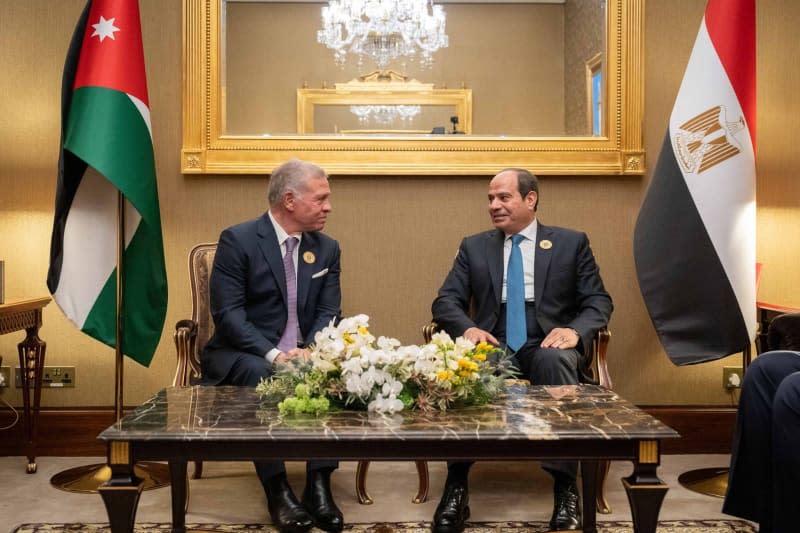 King Abdullah II of Jordan (L) holds a joint meeting with Egyptian President Abdel Fattah El-Sisi on the sidelines of the 33rd Arab League Summit. -/Petra/dpa