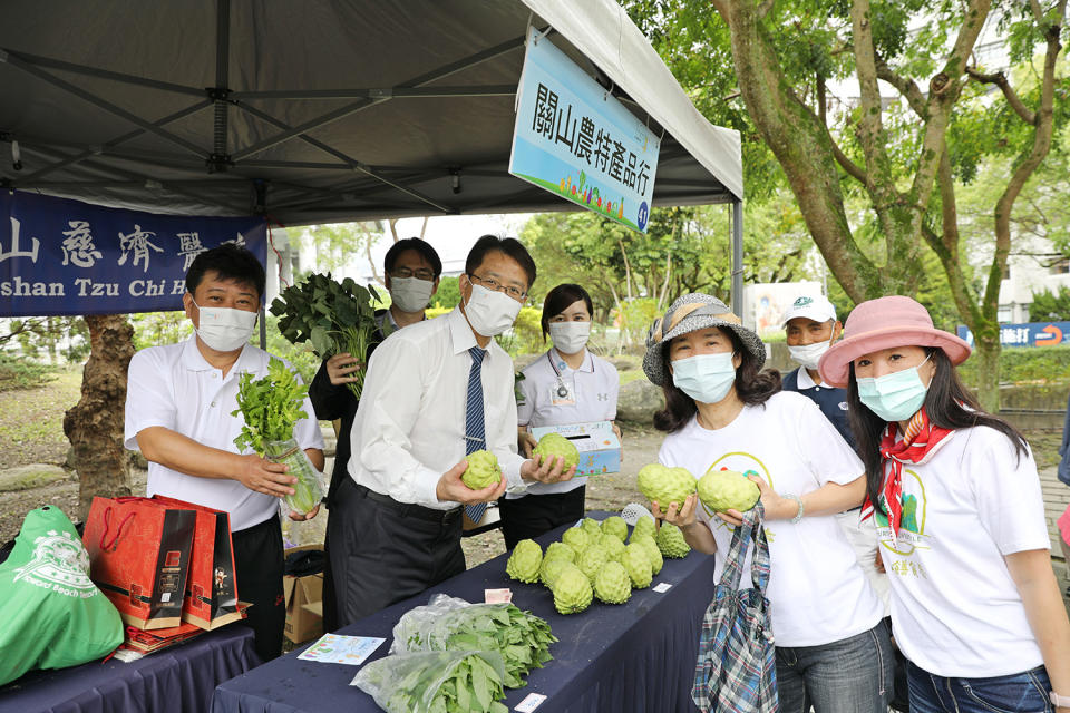 關山慈濟醫院院長潘永謙(左三)，帶領團隊，北上到花蓮靜思堂響應Young善公益蔬食市集。