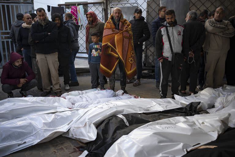 Los palestinos lloran a sus familiares muertos en el bombardeo israelí de la Franja de Gaza, en el hospital de Rafah, en el sur de Gaza (AP Photo/Fatima Shbair)