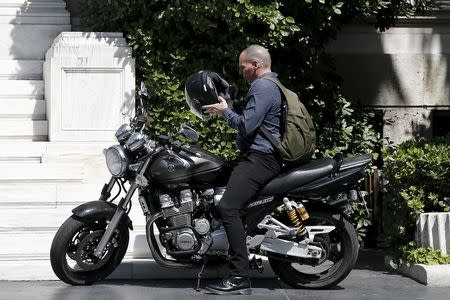 Greek Finance Minister Yanis Varoufakis leaves the Prime Minister's office where a governmental council takes place in Athens June 15, 2015. REUTERS/Alkis Konstantinidis