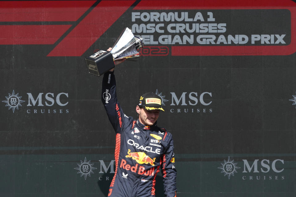 Max Verstappen celebra su victoria en el podio del Gran Premio de Bélgica de la Fórmula Uno, el domingo 30 de julio de 2023, en Spa. (AP Foto/Geert Vanden Wijngaert)