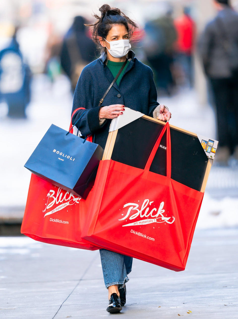 <p>Katie Holmes has her hands full while shopping in Soho on Tuesday in N.Y.C.</p>